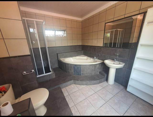 2 BEDROOM APARTMENT TO LET IN THREE RIVERS PROPER